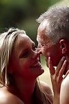 Babe geeft tot De kut naar senior burger in hot outdoor geslacht