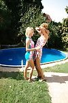 deux vieux et adolescent lesbiennes faire hors au l' piscine