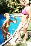 deux vieux et adolescent lesbiennes faire hors au l' piscine