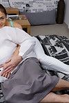 गर्म बेब Seducing एक शरारती परिपक्व खूबसूरत विशालकाय महिला लेस्बियन