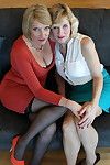 dwa brytyjski gospodynie przejść lesbijki na w kanapie