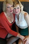 iki İngiliz ev hanımları Git lezbiyen Üzerinde bu kanepe