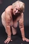Sucio desnudo viejo mujer solo jugar