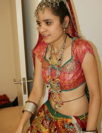 Erotic young Indian removes ethnic clothing to pretentiousness topless in cotton panties