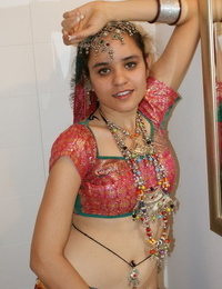 Erotic young Indian removes ethnic clothing to pretentiousness topless in cotton panties